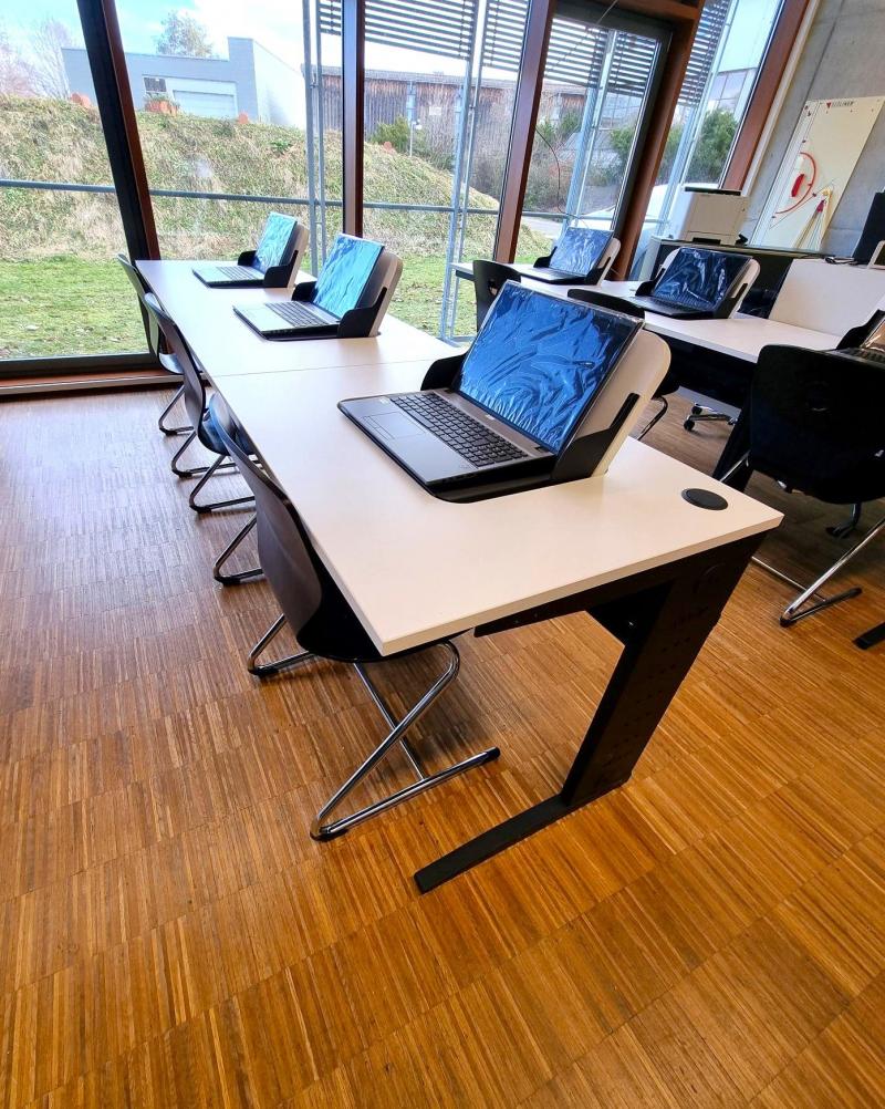 Laptoptische geöffnet