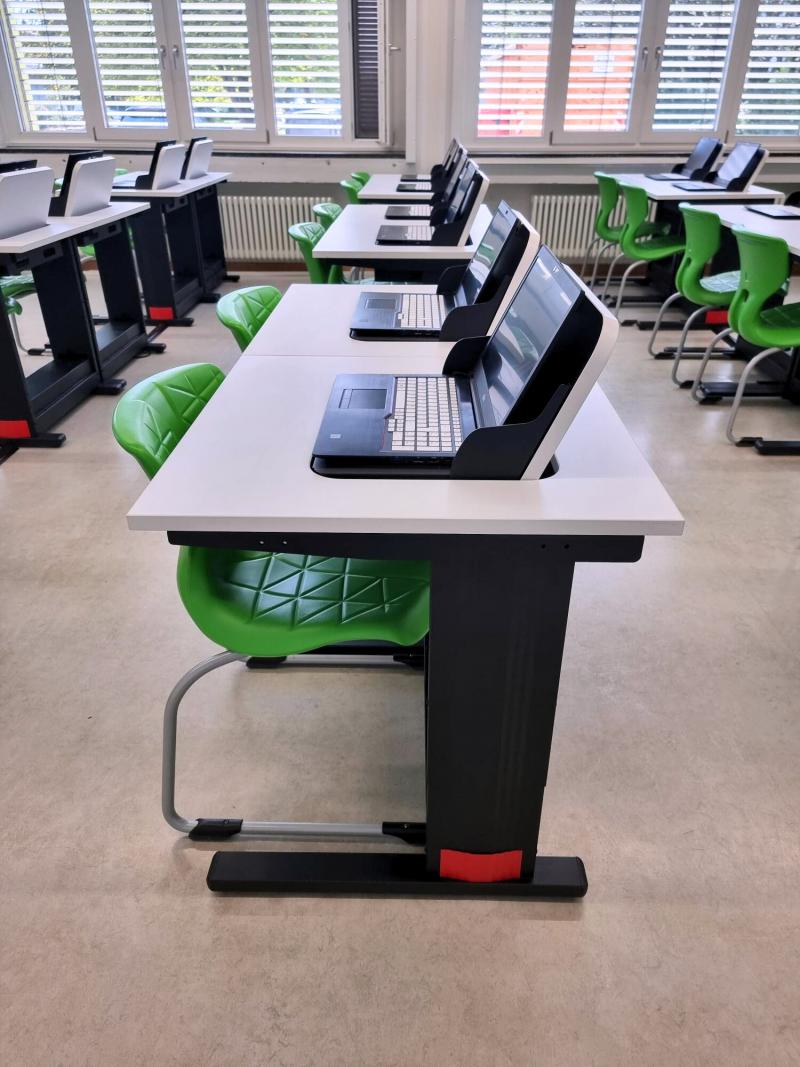 Salfer Multifunktionstisch Format+ Switch Note geöffnet versenkbarer Laptop Mittelschule München5