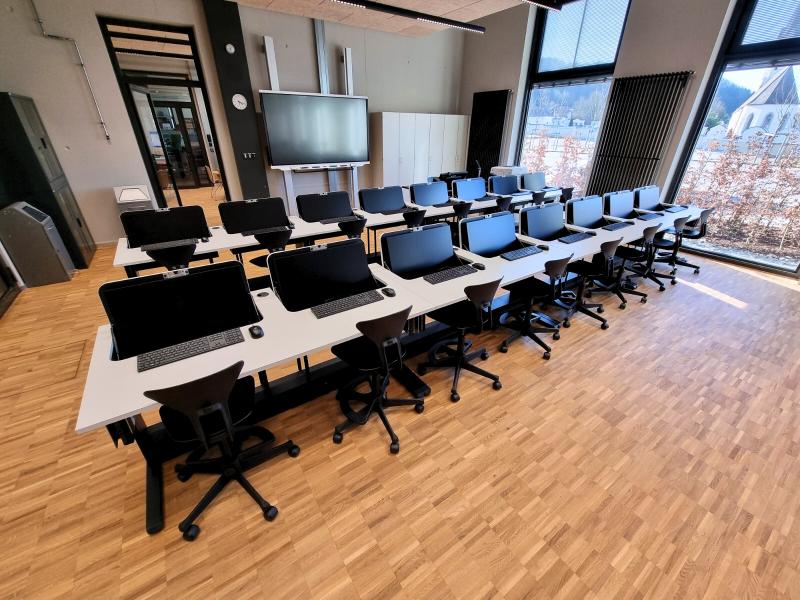 Salfer Multifunktionstisch Format+ versenkbarer Monitor bis zu 27" Berufliches Schulzentrum Vilshofen