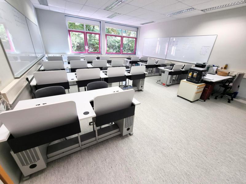 Salfer Multifunktionstisch Format+ versenkbarer Monitor bis zu 27" Doppel-und Einzeltische Grund- und Mittelschule Burgbernheim2