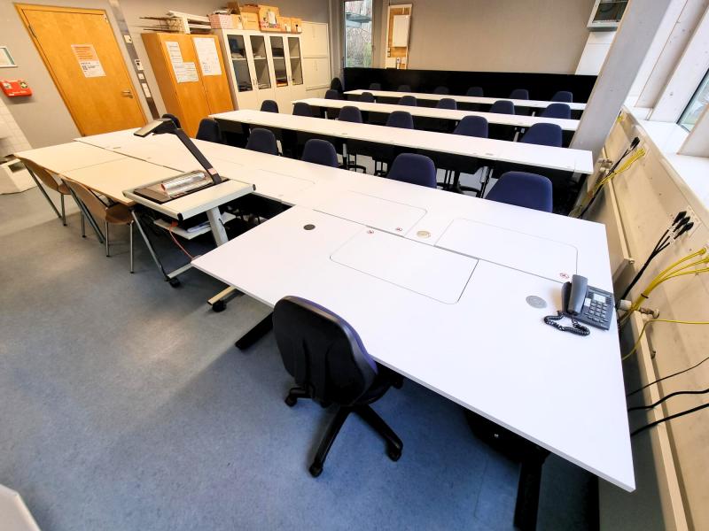 Salfer-Multifunktionstisch Format + - versenkbarer Monitor bis zu 27 Zoll Lehrerpult Tisch geschlossen