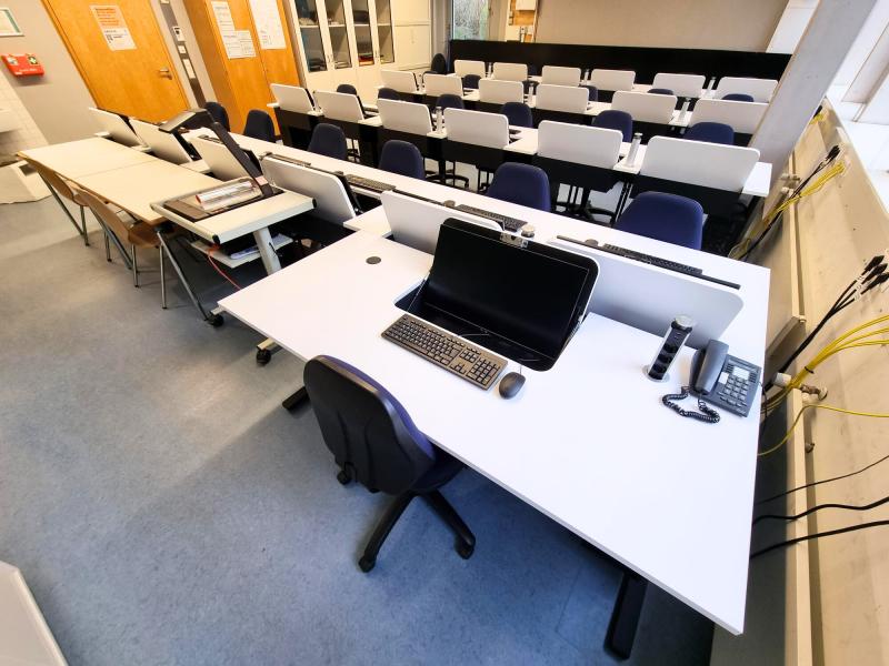 Salfer-Multifunktionstisch Format + - versenkbarer Monitor bis zu 27 Zoll Lehrerpult Tisch geöffnet