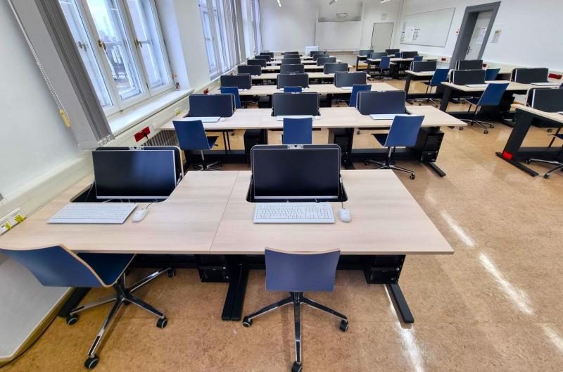 Salfer-Multifunktionstisch Format + - versenkbarer Monitor bis zu 27 Zoll Städt. BS Metall München Klassenzimmer fotografiert von hinten