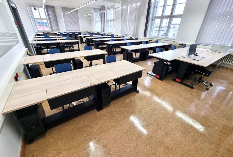 Salfer-Multifunktionstisch Format + - versenkbarer Monitor bis zu 27 Zoll Städt. BS Metall München Klassenzimmer von vorne