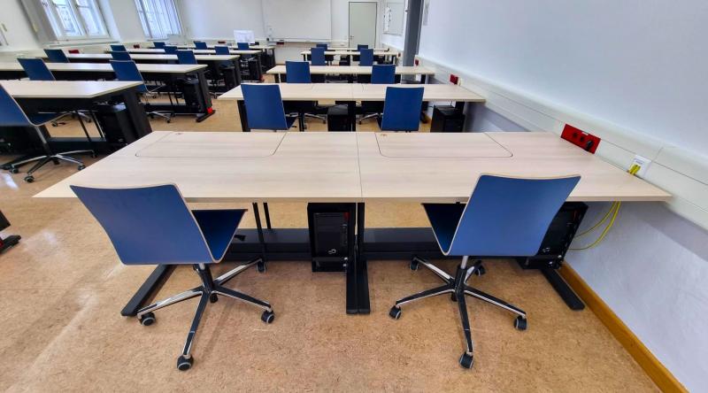 Salfer-Multifunktionstisch Format + - versenkbarer Monitor bis zu 27 Zoll Städt. BS Metall München geschlossene Tische