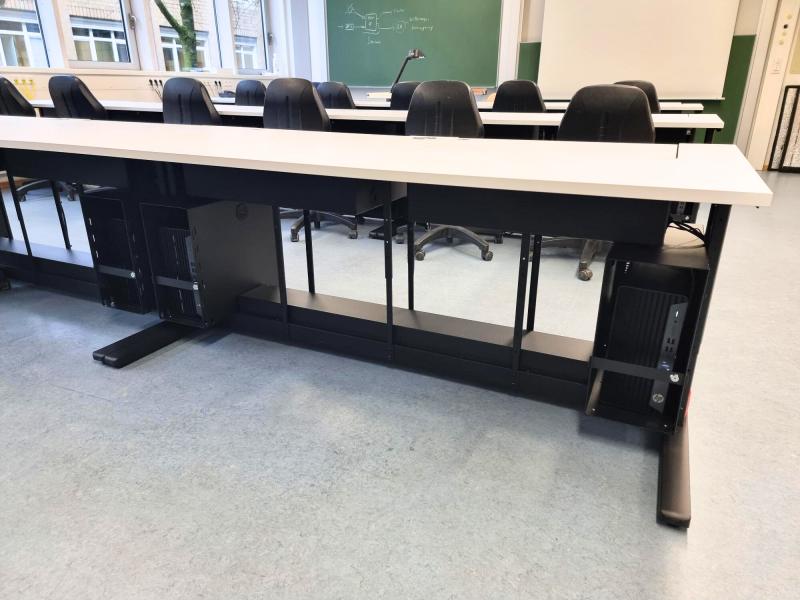 Salfer-Multifunktionstisch Format + - versenkbarer Monitor bis zu 27 Zoll vorne geschlossen