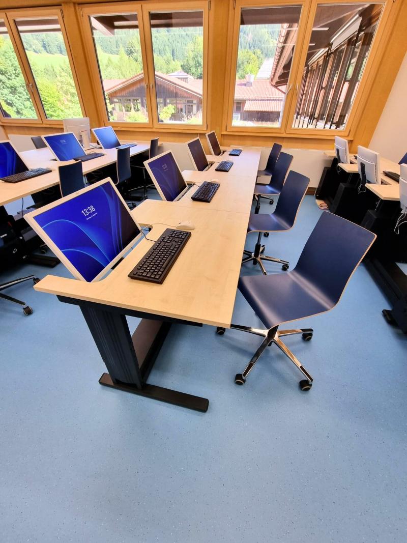 Salfer Multifunktionstisch mit halb eingelassenem Bildschirm CJD- Das Bildungs- und Sozialunternehmen1