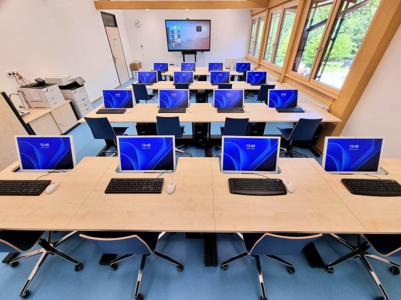 Salfer Multifunktionstisch mit halb eingelassenem Bildschirm CJD- Das Bildungs- und Sozialunternehmen3