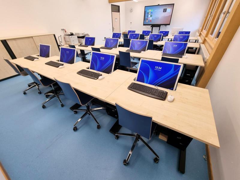 Salfer Multifunktionstisch mit halb eingelassenem Bildschirm CJD- Das Bildungs- und Sozialunternehmen4