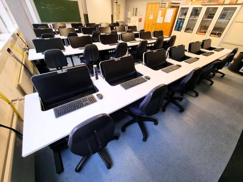 Salfer- Tische für Schulungsräume - versenkbarer Monitor bis zu 27 Zoll Tisch offen