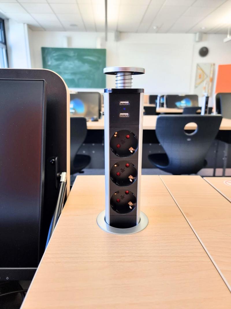Steckdosenleiste Salfer Multifunktionstisch Format+ versenkbarer Monitor Käthe-Kollwitz-Schule-Bruchsal