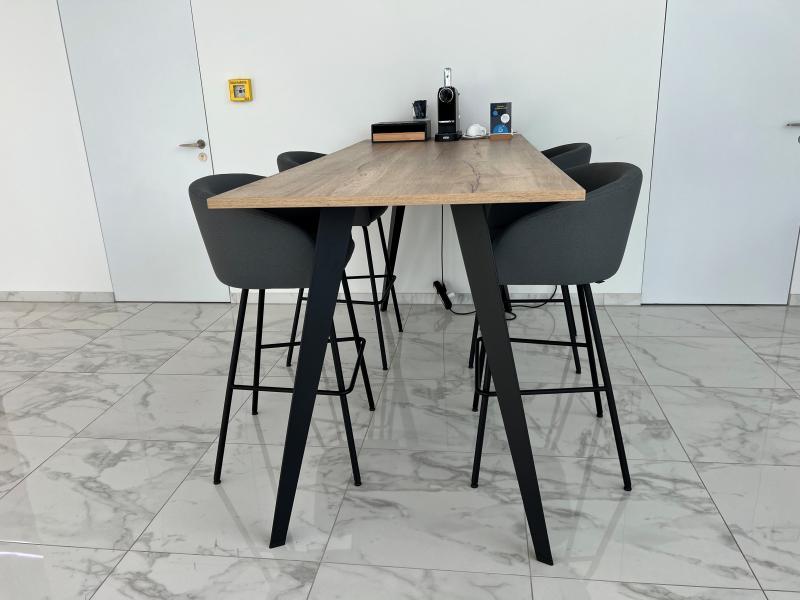 Viscotec Empfang Stehtisch mit hohen Hockern Viscotec Empfang Stehtisch mit hohen Hockern