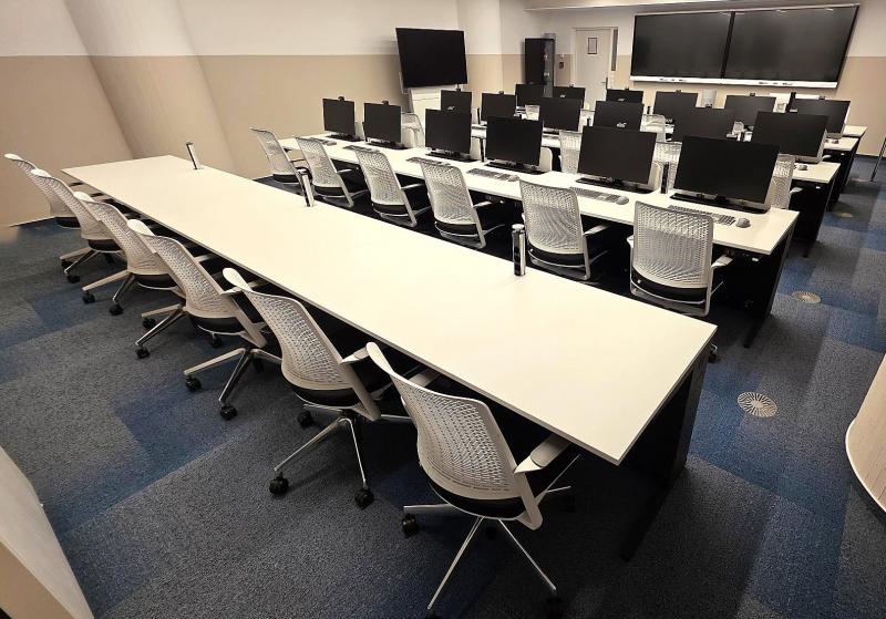 Blick von hinten auf die Multifunktionstische in geöffneter Position