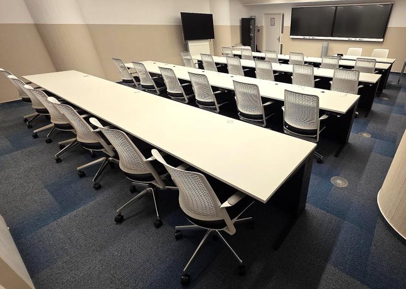 Blick von Hinten auf die Multifunktionstische in geschlossener Position