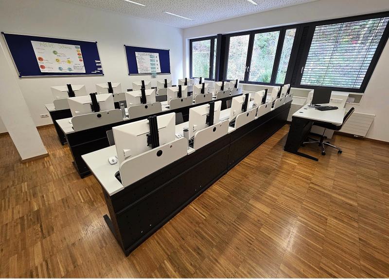 Flexible Tischsysteme im Schulungsraum, geöffnet