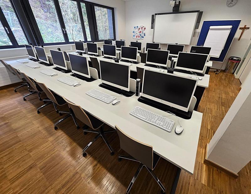 Flexible Tischsysteme mit vertikalem Auszug geöffner