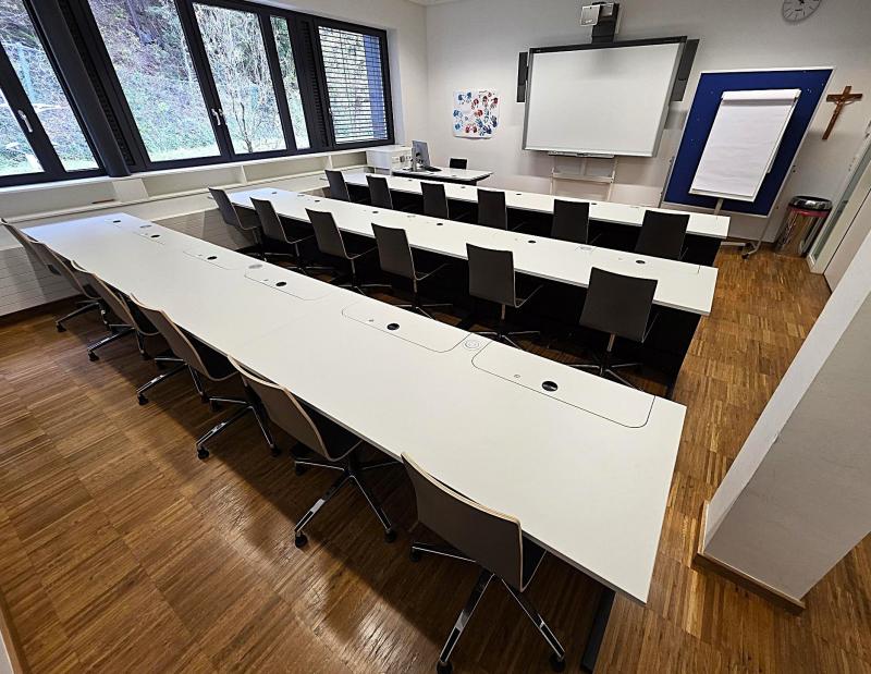 Flexible Tischsysteme mit vertikalem Auszug geschlossen