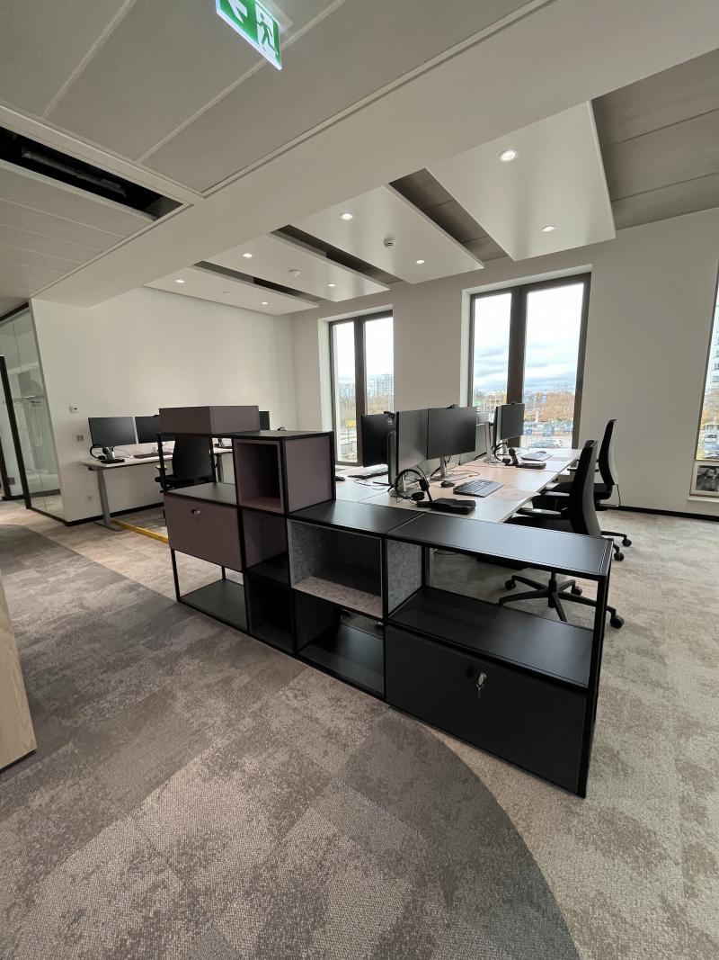 Funktionale und moderne Aufbewahrung in Büroräumen