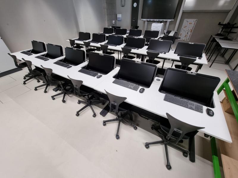 Klappbare Monitore geöffnet Klappbare Monitore geöffnet