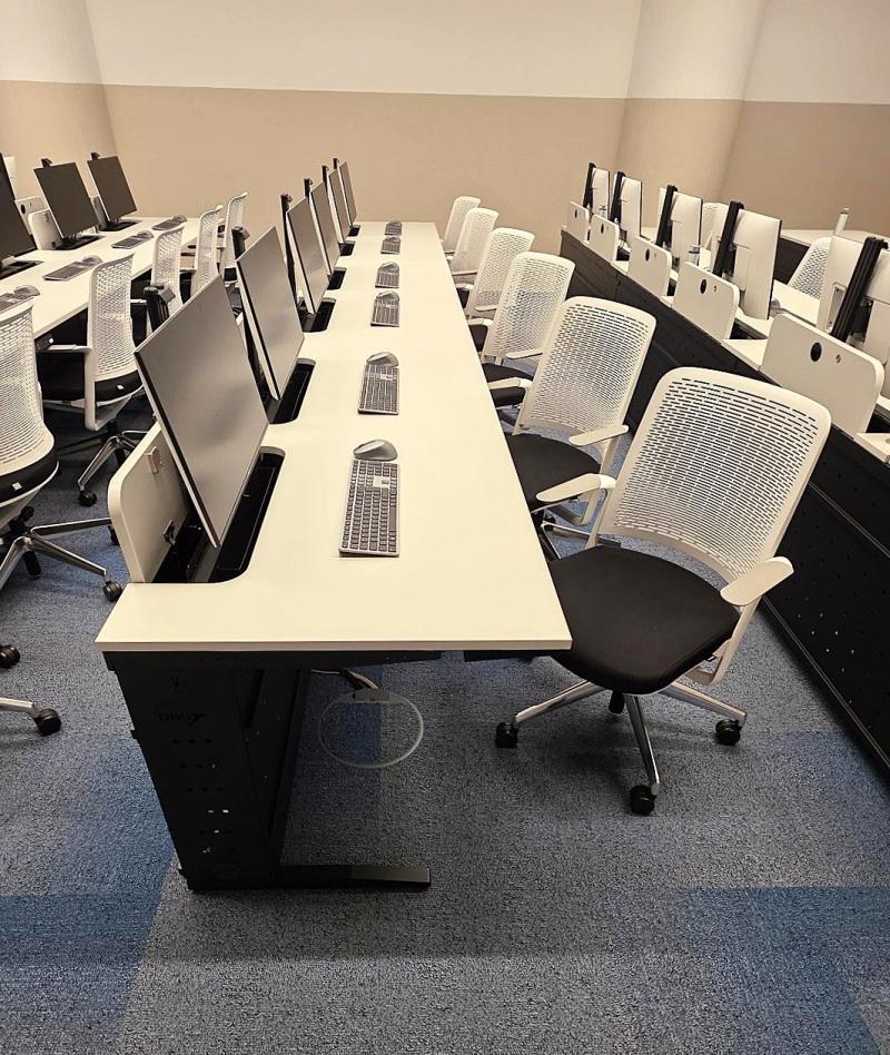 Multifunktionstisch mit vertikalem Auszug für Kongresshotel - geöffnete Position