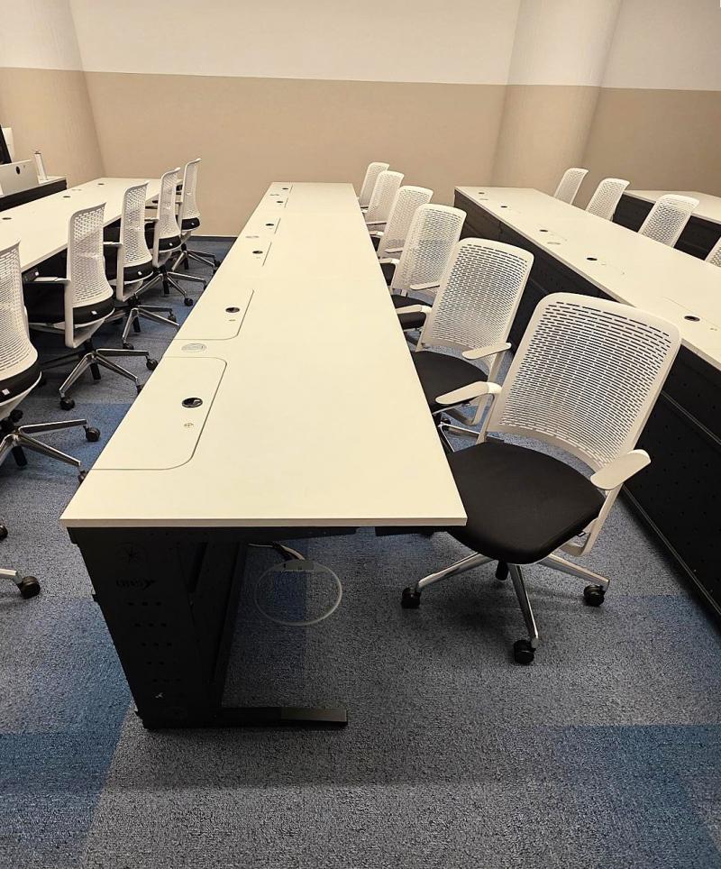 Multifunktionstisch mit vertikalem Auszug für Kongresshotel - geschlossene Position