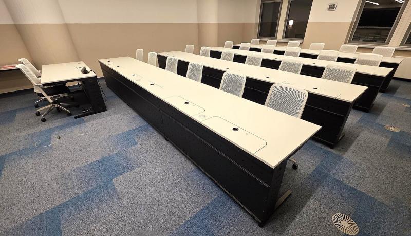 Multifunktionstisch mit vertikalem Auszug in geschlossener Position