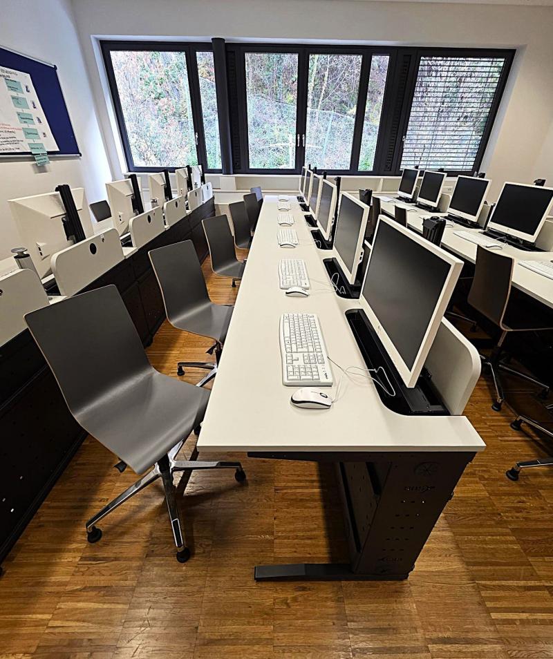 Seitenansicht der flexiblen Tischsysteme in geöffneten Zustand