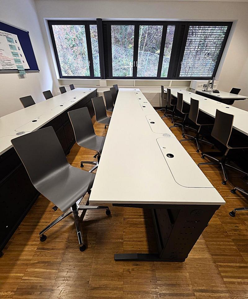 Seitenansicht der flexiblen Tischsysteme in geschlossenem Zustand