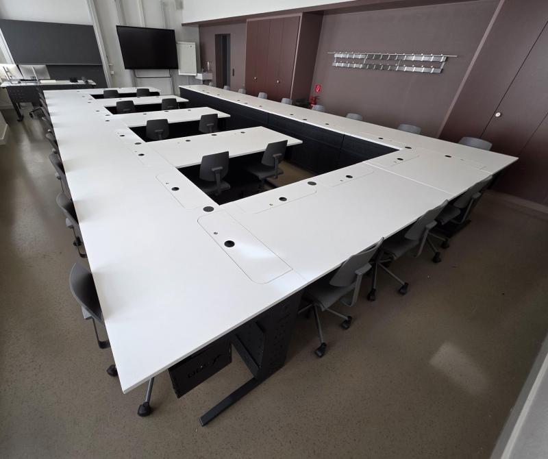 Tische mit vertikal versenkbarem Monitor in geschlossener Postition