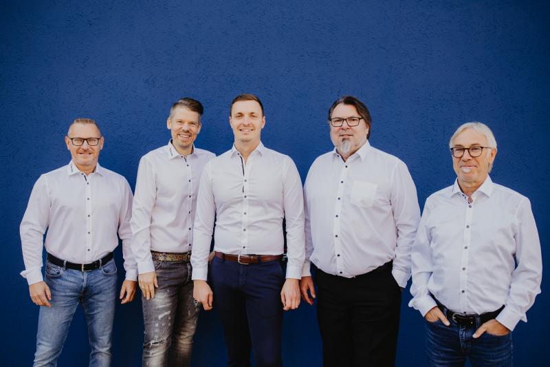 von links: Abteilungsleiter IT-Möbelsysteme Roland Öhlberg, Abteilungsleiter Bürotechnik Markus Haas, Geschäftsführer Florian Salfer, Abteilungsleiter IT-Dienstleister Hermann Scheidhammer, Abteilungsleiter Büreinrichtung Erwin Wolf