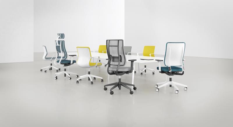 Bürostühle an einem großen Meetingtisch