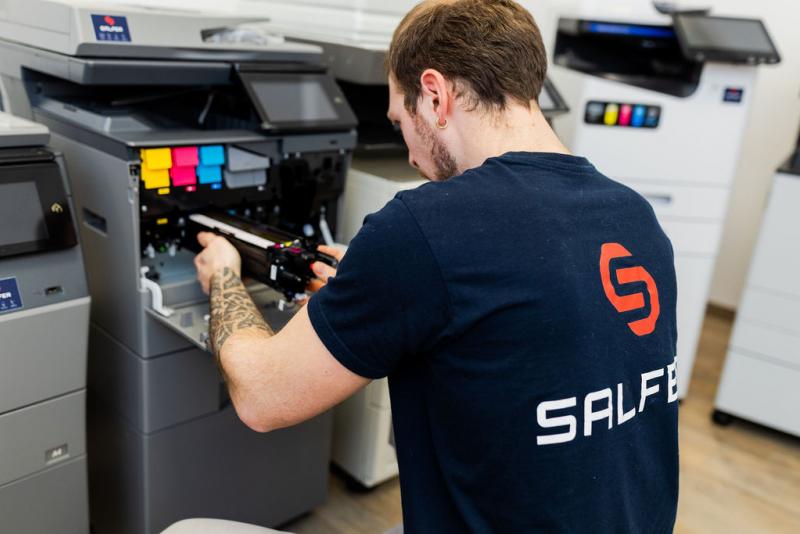 Dokumenten Digitalisierung mit modernen Geräten von Salfer