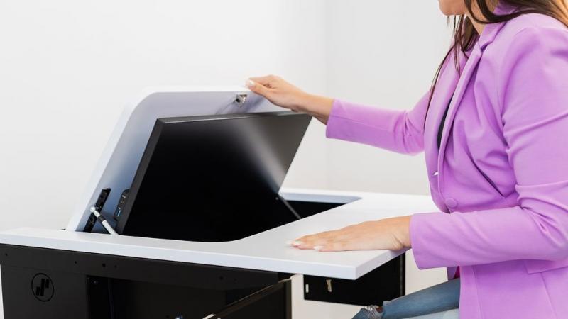 Flexible schulmoebel monitor versenkt