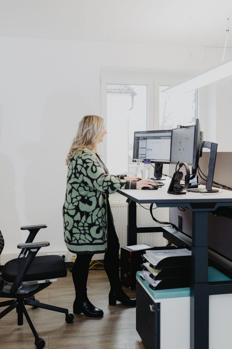 Höhenverstellbarer Schreibtisch für maximale Flexibilität