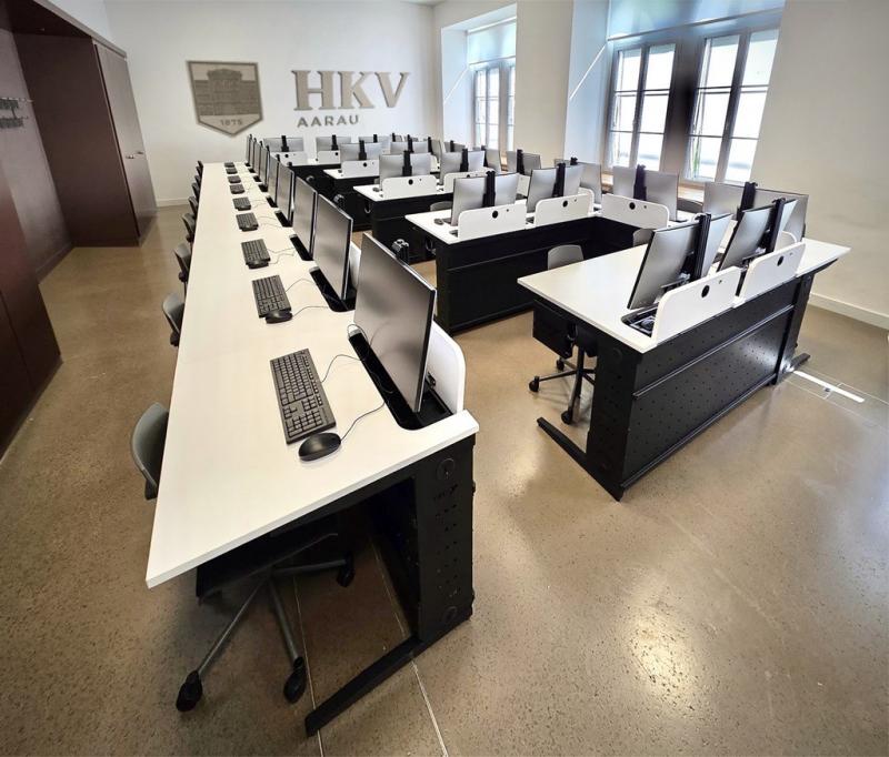 Schulungstische mit vertikalen Auszug Schulungstische mit vertikalen Auszug