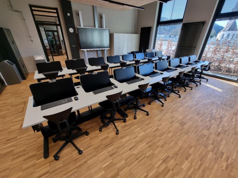 Tische im Schulungsraum mit versenkbaren Bildschirm