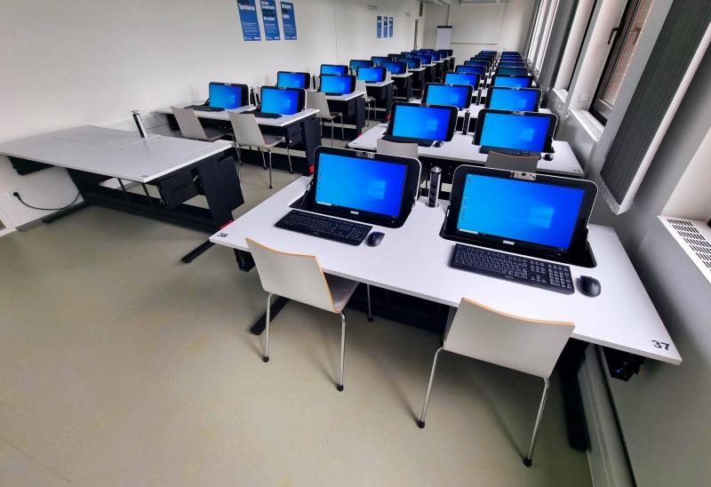 Tische in Schulungsraum