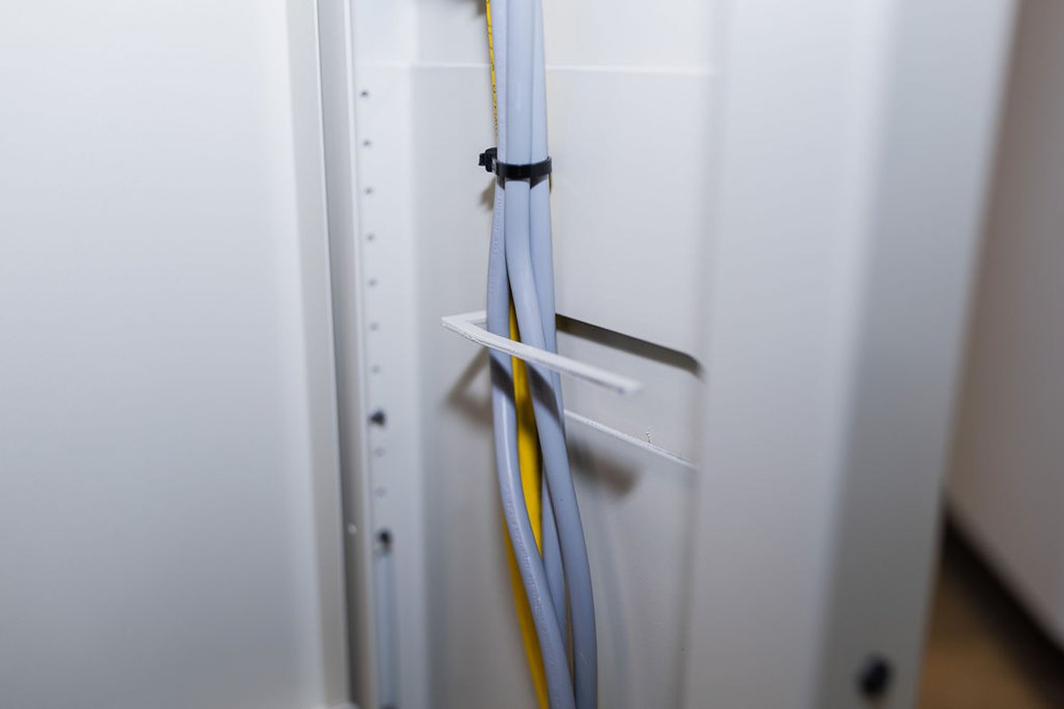 Computertisch mit internem Kabelkanal und zugriffssicherer Verkabelung