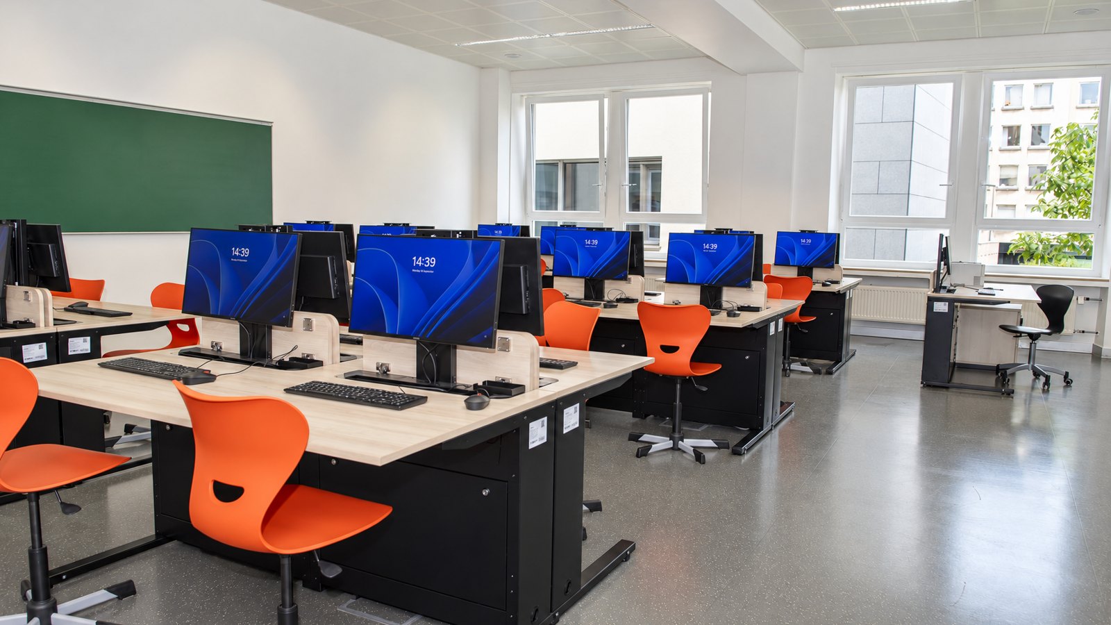 Multifunktionstische für Container-Schulen: Digitale Lernumgebungen auf engem Raum