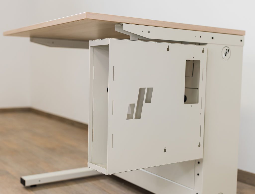 Fest verbauter PC im Korpus des Lehrerpults mit zugriffssicherer interner Verkabelung