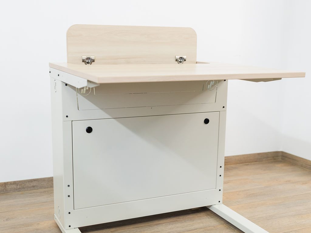 Schreibtisch mit versenktem Monitor, freie Tischplatte