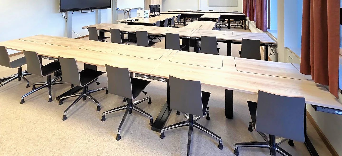 Klassenraum am Gymnasium Trostberg, alle Klappen geschlossen
