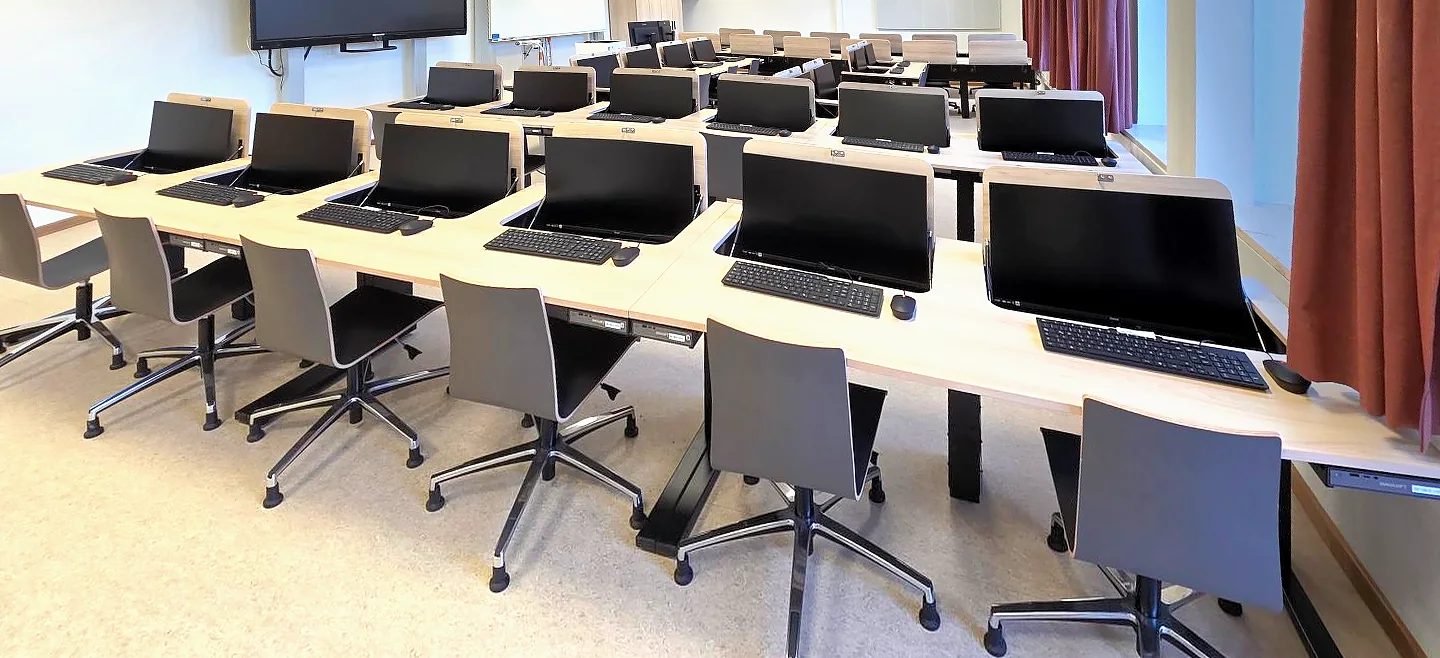 Derselbe Raum mit aufgestellten Monitoren