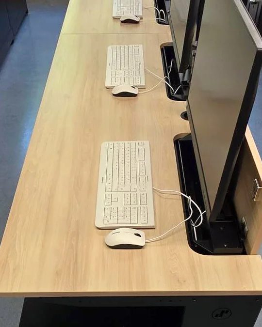 Arbeitsplatz mit ausgefahrenem Monitor, Tastatur und Maus