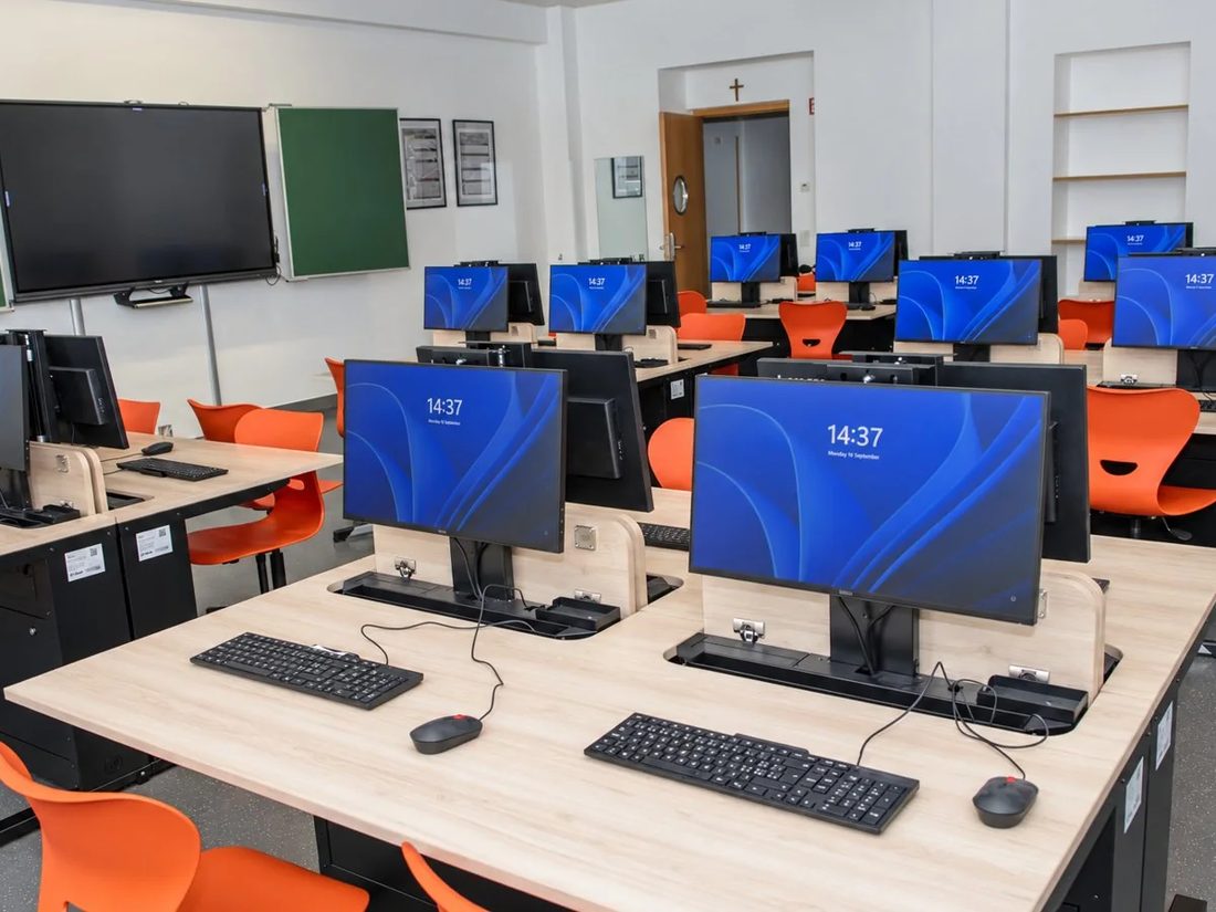 Computerraum der Ecole Privée Fieldgen mit ausgefahrenen Monitoren