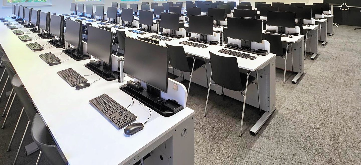 Derselbe Raum mit ausgefahrenen Monitoren