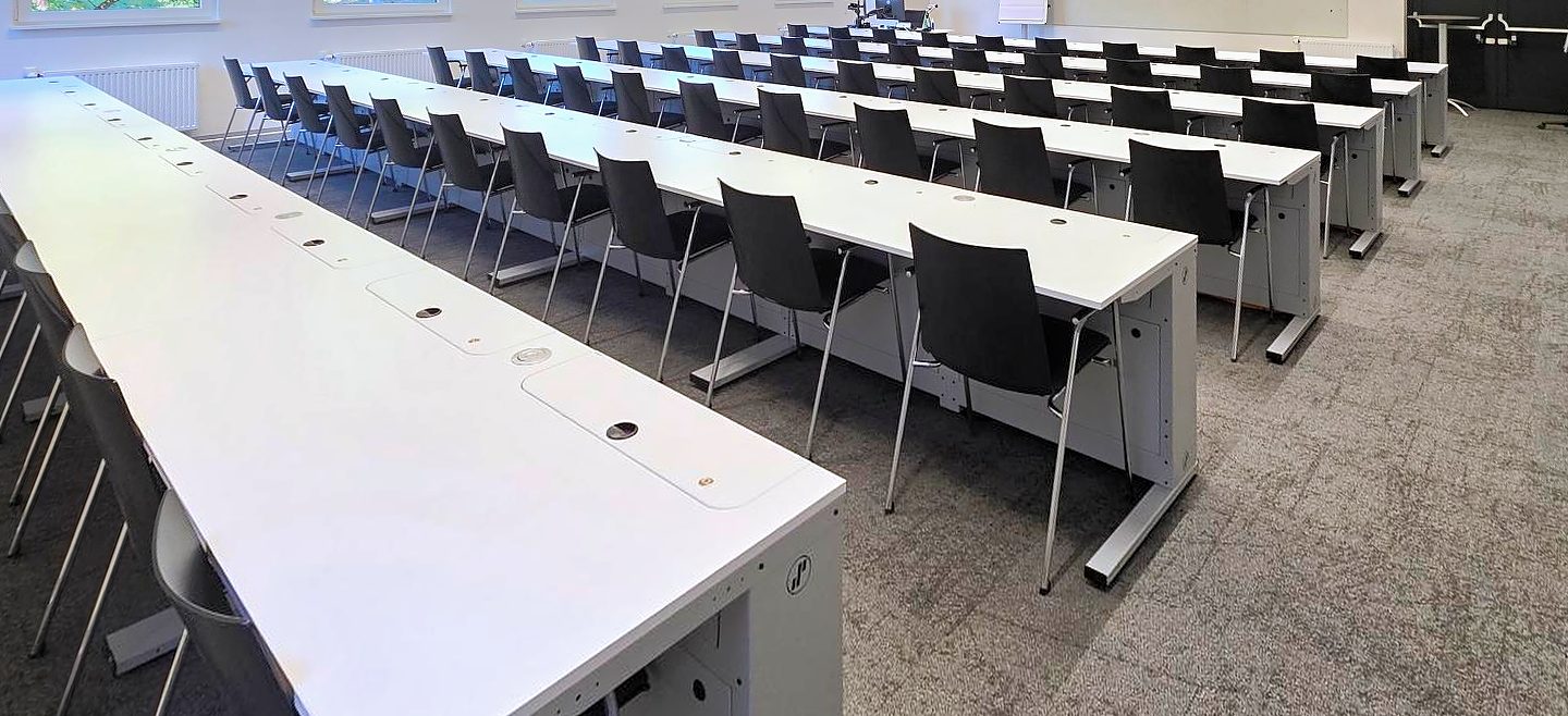 Schulungsraum mit SMESK Lift, alle Monitore versenkt