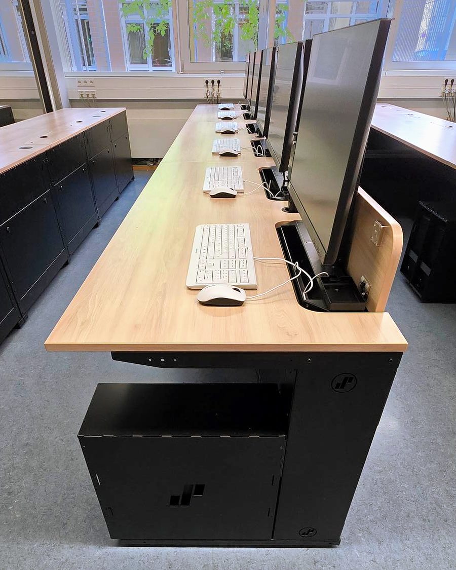 Tisch mit ausgefahrenem Monitor über dem abschließbaren PC-Korpus