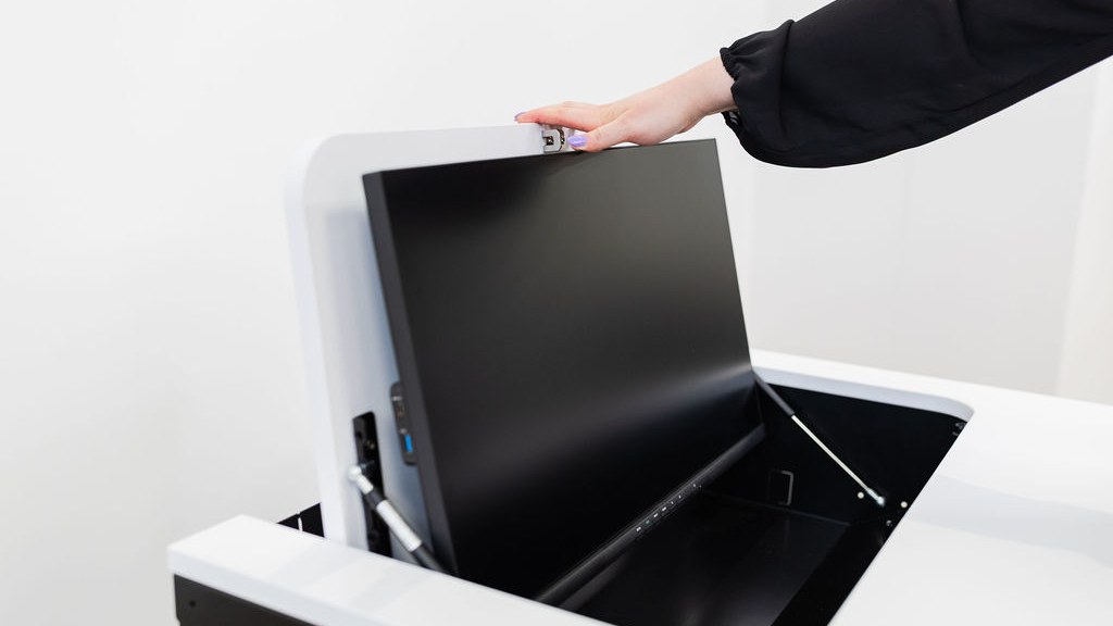 Monitor im Tisch versenken – so funktioniert es (Ratgeber)