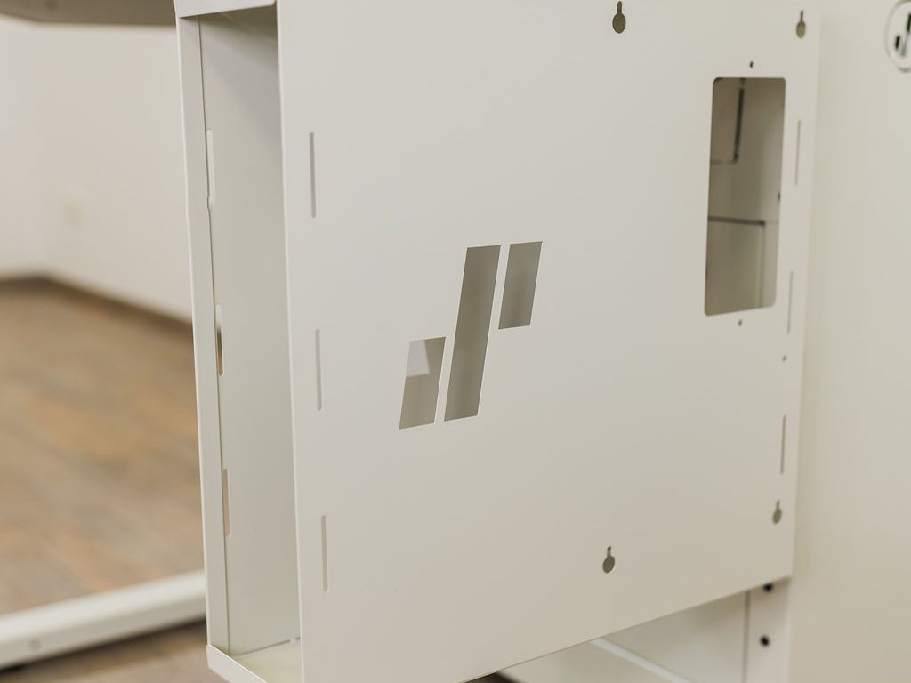 PC an PC-Halterung montiert an einem Schreibtisch mit versenkbarem Monitor